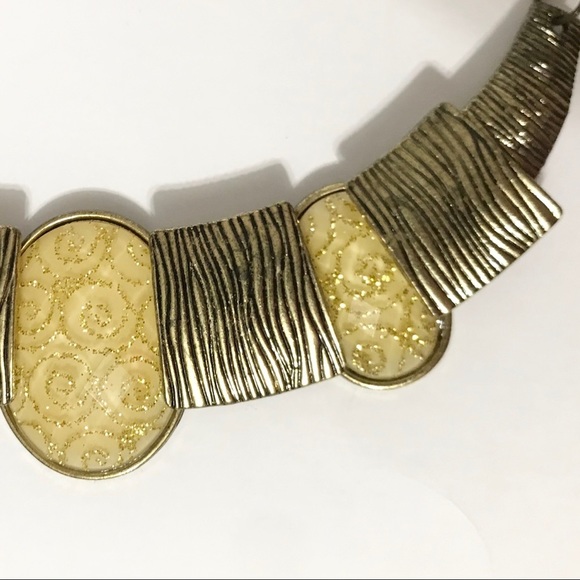 ✨2/$20 🏆 Gold Statement Necklace - Picture 2 of 2